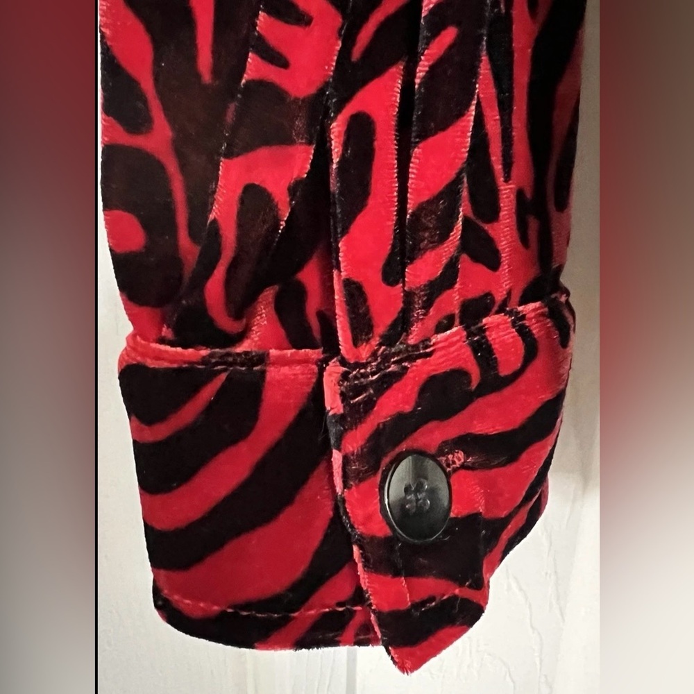 JM Collection Size L Red & Black Animal Print Button-Down Faux Velvet Side Slits - Picture 6 of 13